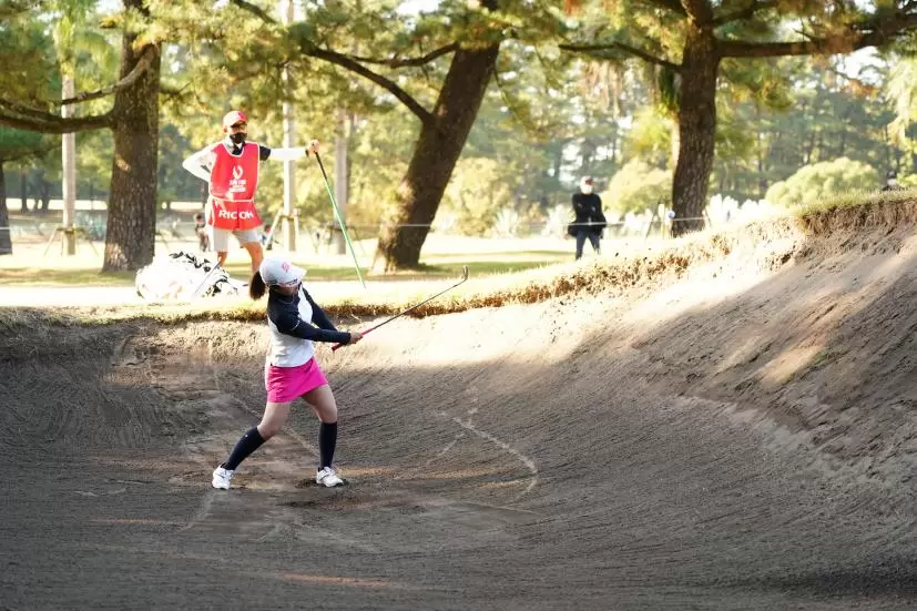 古江彩佳のウェッジスイング（バンカーショット）連続写真【2021年JLPGAツアーチャンピオンシップリコーカップ】