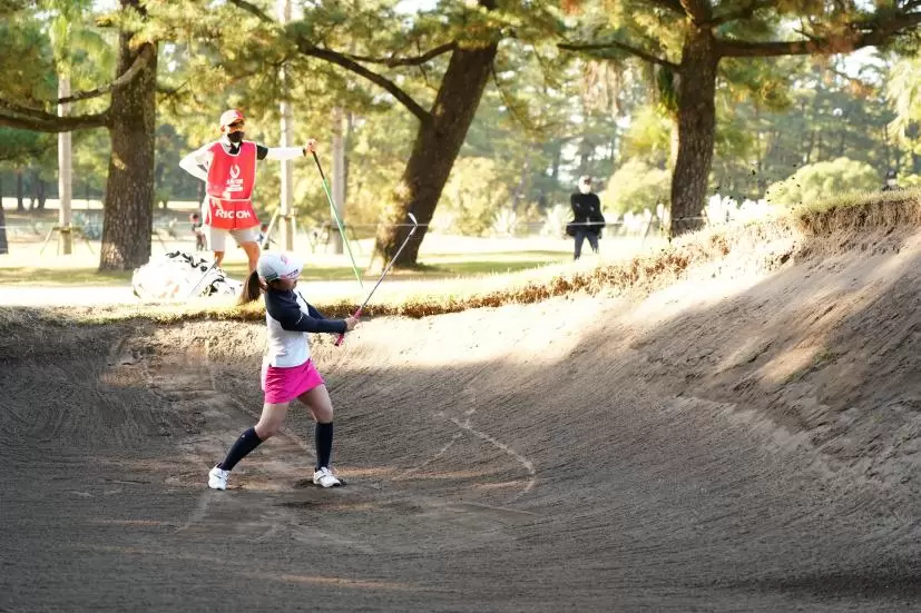 古江彩佳のウェッジスイング（バンカーショット）連続写真【2021年JLPGAツアーチャンピオンシップリコーカップ】