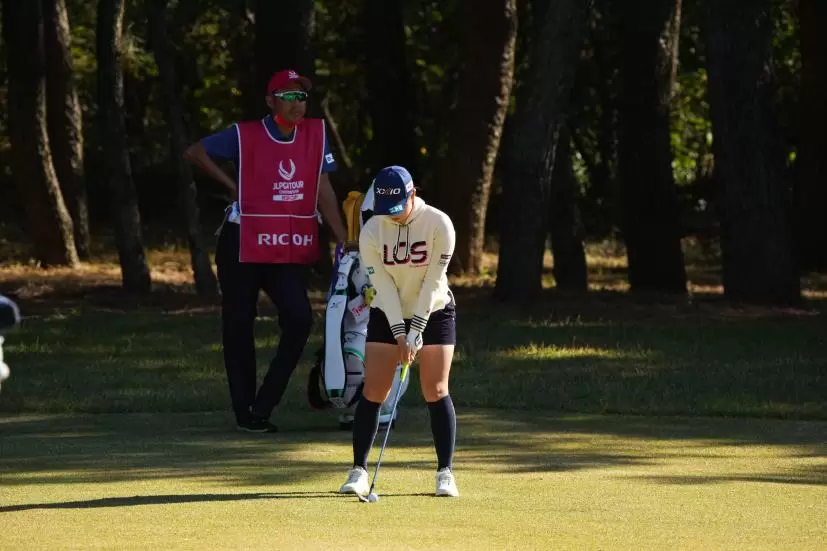 小祝さくらのアイアンスイング（前方）連続写真【2021年JLPGAツアーチャンピオンシップリコーカップ】