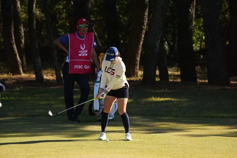 小祝さくらのアイアンスイング（前方）連続写真【2021年JLPGAツアーチャンピオンシップリコーカップ】