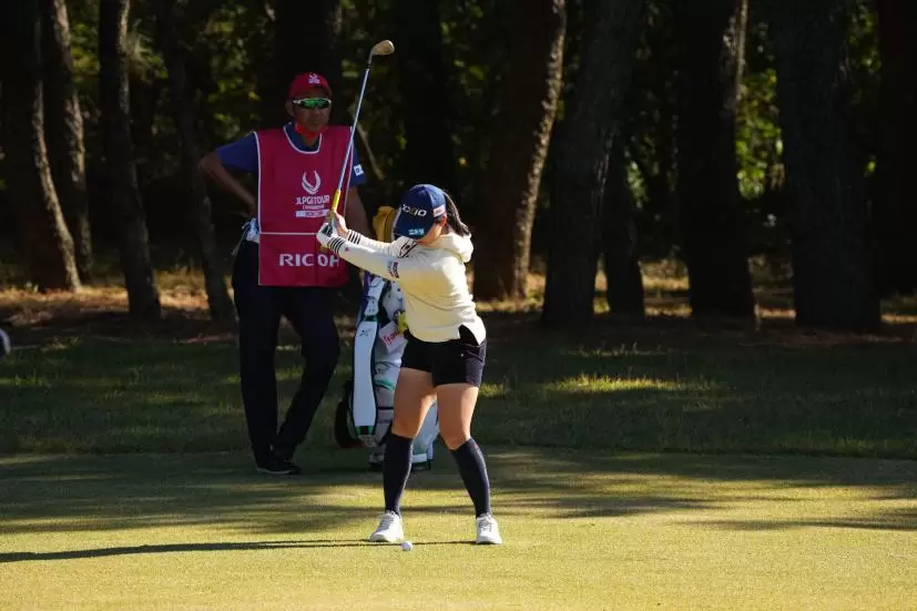 小祝さくらのアイアンスイング（前方）連続写真【2021年JLPGAツアーチャンピオンシップリコーカップ】