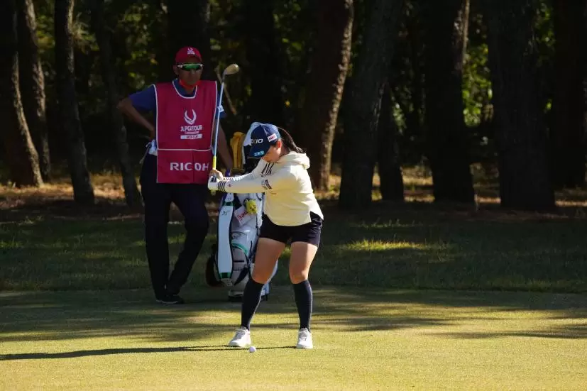 小祝さくらのアイアンスイング（前方）連続写真【2021年JLPGAツアーチャンピオンシップリコーカップ】