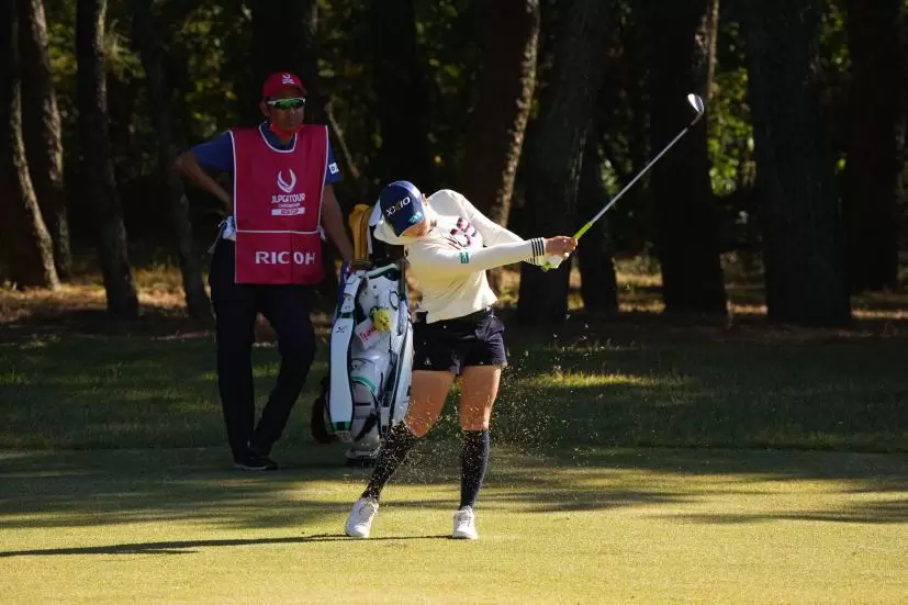 小祝さくらのアイアンスイング（前方）連続写真【2021年JLPGAツアーチャンピオンシップリコーカップ】