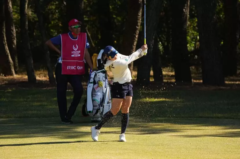 小祝さくらのアイアンスイング（前方）連続写真【2021年JLPGAツアーチャンピオンシップリコーカップ】