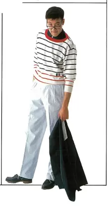 トリコロール・ニットでマリン風