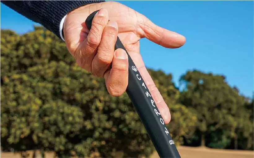 小指、薬指、中指でクラブを引っかける