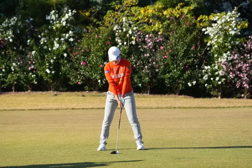 稲見萌寧のフェアウェイウッドスイング（前方）連続写真【2021年JLPGAツアーチャンピオンシップリコーカップ】