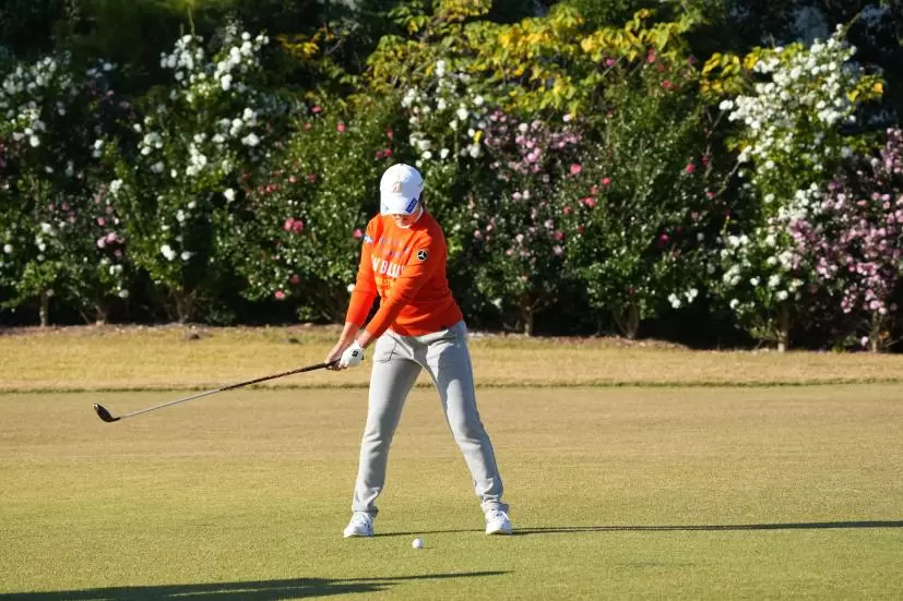 稲見萌寧のフェアウェイウッドスイング（前方）連続写真【2021年JLPGAツアーチャンピオンシップリコーカップ】