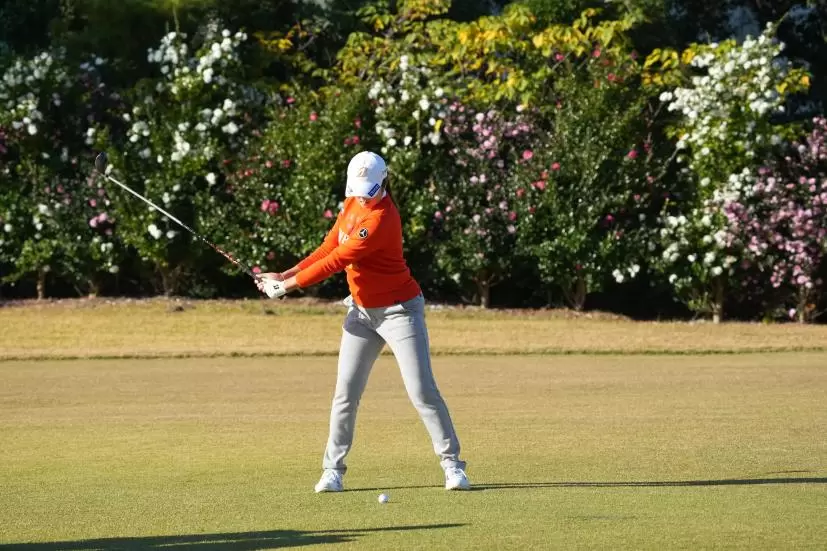 稲見萌寧のフェアウェイウッドスイング（前方）連続写真【2021年JLPGAツアーチャンピオンシップリコーカップ】