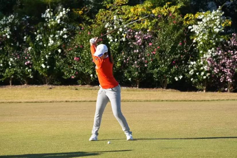 稲見萌寧のフェアウェイウッドスイング（前方）連続写真【2021年JLPGAツアーチャンピオンシップリコーカップ】