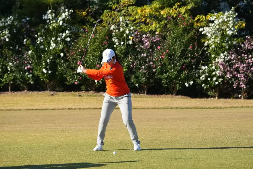 稲見萌寧のフェアウェイウッドスイング（前方）連続写真【2021年JLPGAツアーチャンピオンシップリコーカップ】