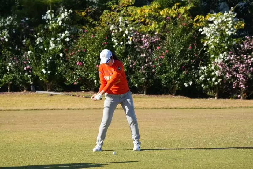 稲見萌寧のフェアウェイウッドスイング（前方）連続写真【2021年JLPGAツアーチャンピオンシップリコーカップ】