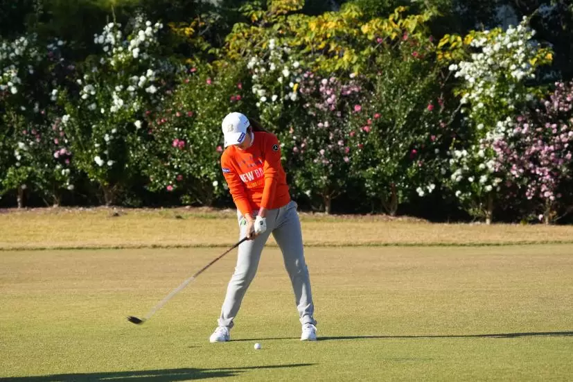 稲見萌寧のフェアウェイウッドスイング（前方）連続写真【2021年JLPGAツアーチャンピオンシップリコーカップ】