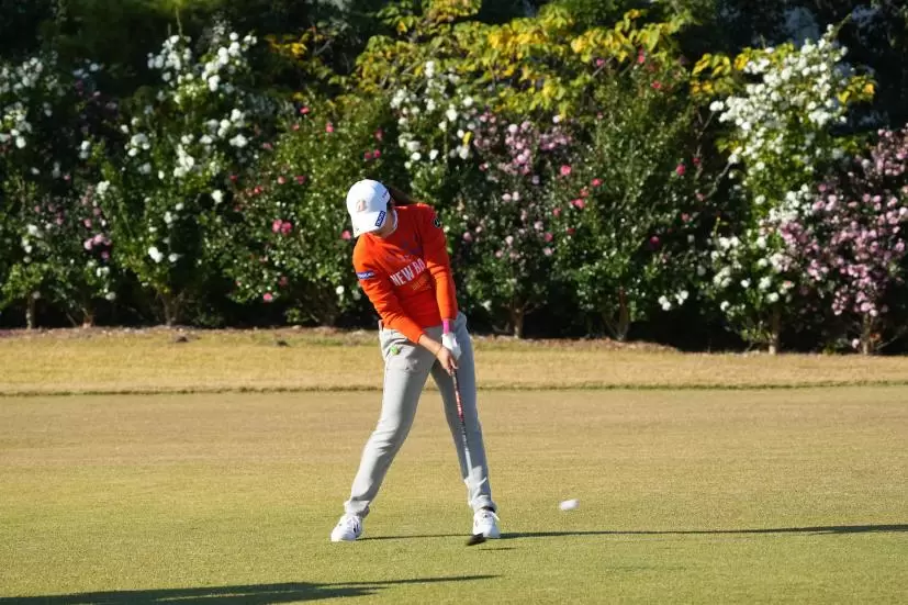 稲見萌寧のフェアウェイウッドスイング（前方）連続写真【2021年JLPGAツアーチャンピオンシップリコーカップ】