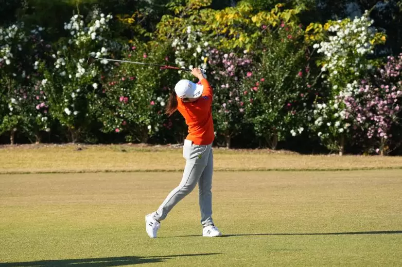 稲見萌寧のフェアウェイウッドスイング（前方）連続写真【2021年JLPGAツアーチャンピオンシップリコーカップ】