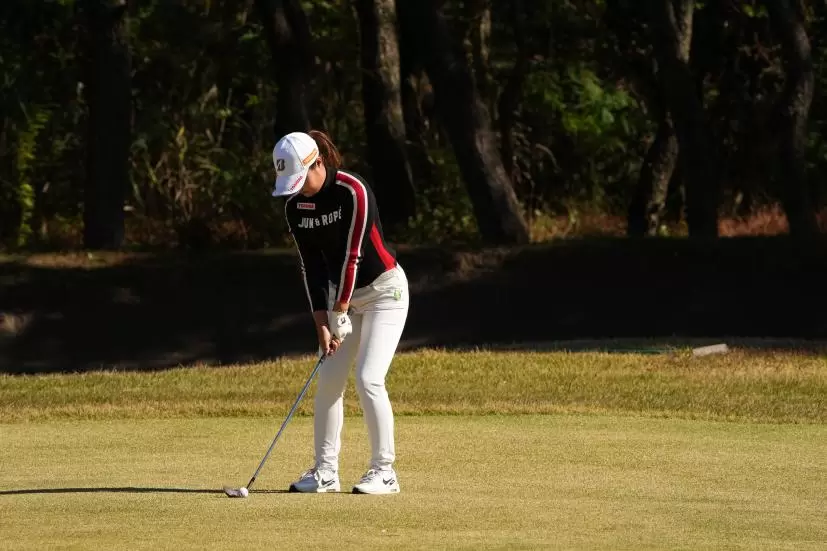 高橋彩華のアイアンスイング（前方）連続写真【2021年JLPGAツアーチャンピオンシップリコーカップ】