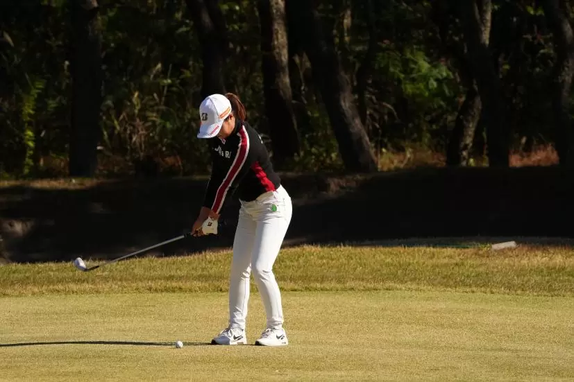 高橋彩華のアイアンスイング（前方）連続写真【2021年JLPGAツアーチャンピオンシップリコーカップ】