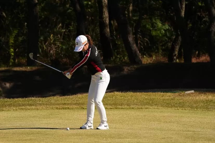 高橋彩華のアイアンスイング（前方）連続写真【2021年JLPGAツアーチャンピオンシップリコーカップ】