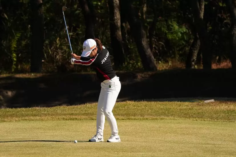 高橋彩華のアイアンスイング（前方）連続写真【2021年JLPGAツアーチャンピオンシップリコーカップ】