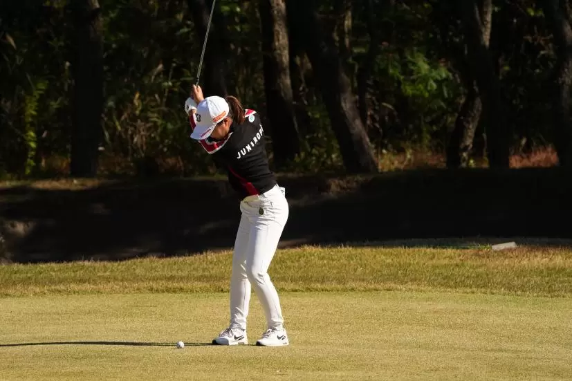 高橋彩華のアイアンスイング（前方）連続写真【2021年JLPGAツアーチャンピオンシップリコーカップ】