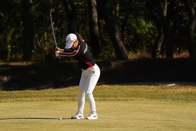 高橋彩華のアイアンスイング（前方）連続写真【2021年JLPGAツアーチャンピオンシップリコーカップ】