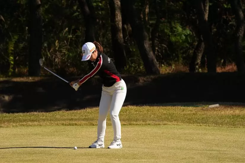 高橋彩華のアイアンスイング（前方）連続写真【2021年JLPGAツアーチャンピオンシップリコーカップ】