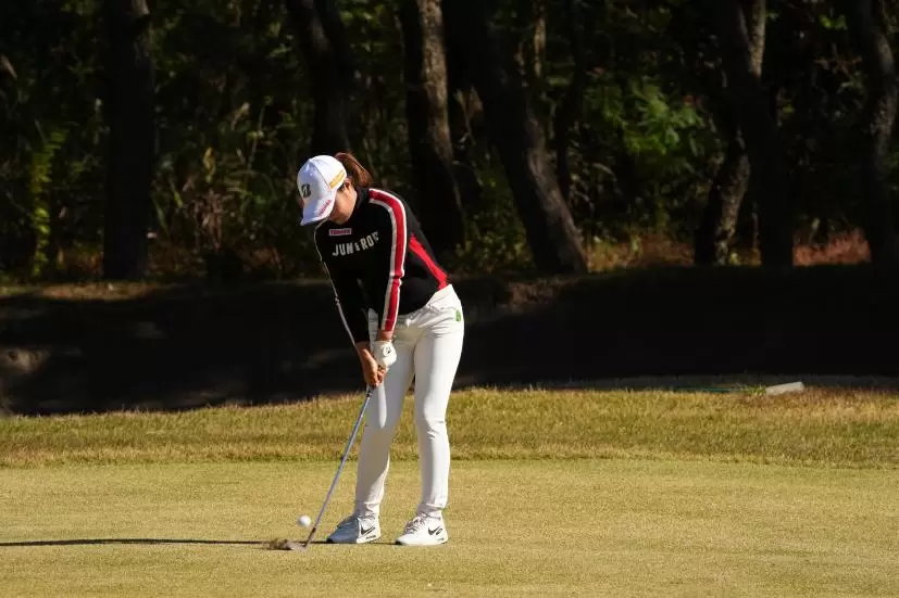 高橋彩華のアイアンスイング（前方）連続写真【2021年JLPGAツアーチャンピオンシップリコーカップ】