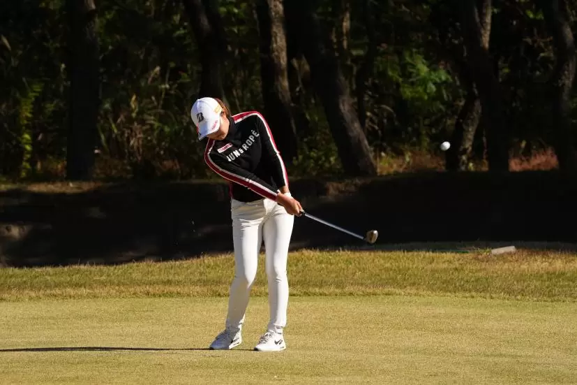 高橋彩華のアイアンスイング（前方）連続写真【2021年JLPGAツアーチャンピオンシップリコーカップ】