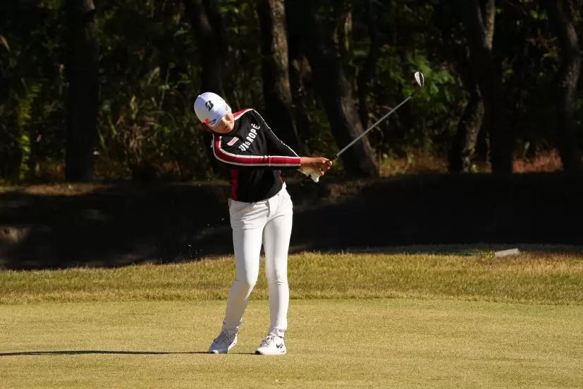 高橋彩華のアイアンスイング（前方）連続写真【2021年JLPGAツアーチャンピオンシップリコーカップ】