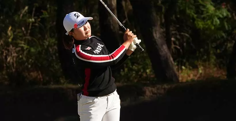 高橋彩華のアイアンスイング(前方)連続写真【2021年JLPGAツアーチャンピオンシップリコーカップ】