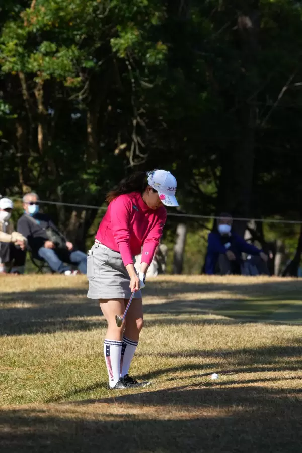 勝みなみのウェッジスイング（ラフからのアプローチ）連続写真【2021年JLPGAツアーチャンピオンシップリコーカップ】