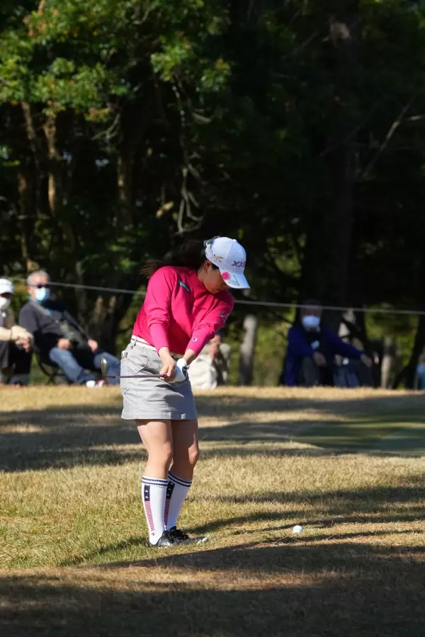 勝みなみのウェッジスイング（ラフからのアプローチ）連続写真【2021年JLPGAツアーチャンピオンシップリコーカップ】