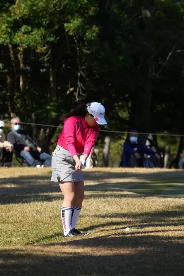 勝みなみのウェッジスイング（ラフからのアプローチ）連続写真【2021年JLPGAツアーチャンピオンシップリコーカップ】