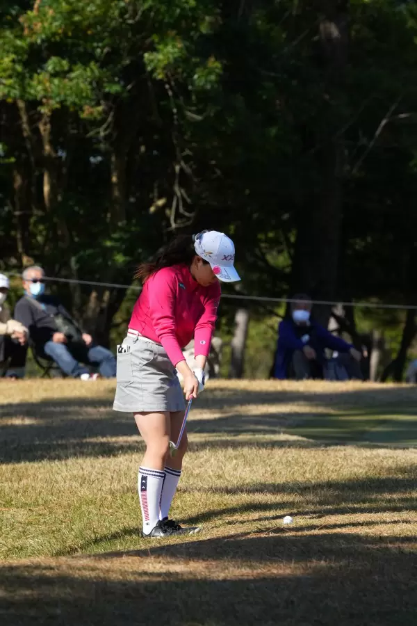 勝みなみのウェッジスイング（ラフからのアプローチ）連続写真【2021年JLPGAツアーチャンピオンシップリコーカップ】