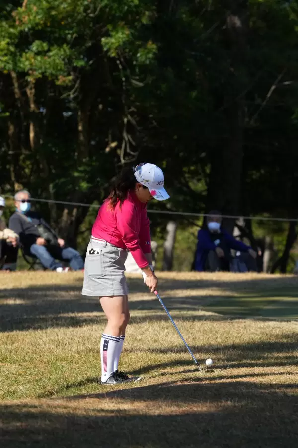 勝みなみのウェッジスイング（ラフからのアプローチ）連続写真【2021年JLPGAツアーチャンピオンシップリコーカップ】