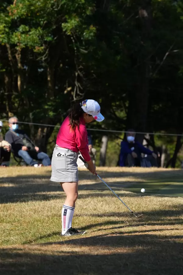 勝みなみのウェッジスイング（ラフからのアプローチ）連続写真【2021年JLPGAツアーチャンピオンシップリコーカップ】