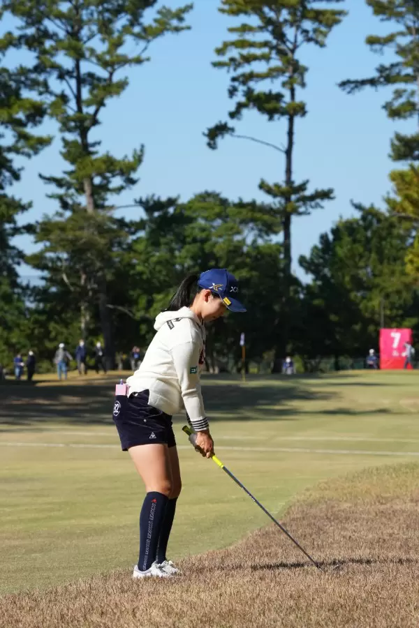 小祝さくらのアイアンスイング（ラフ）連続写真【2021年JLPGAツアーチャンピオンシップリコーカップ】