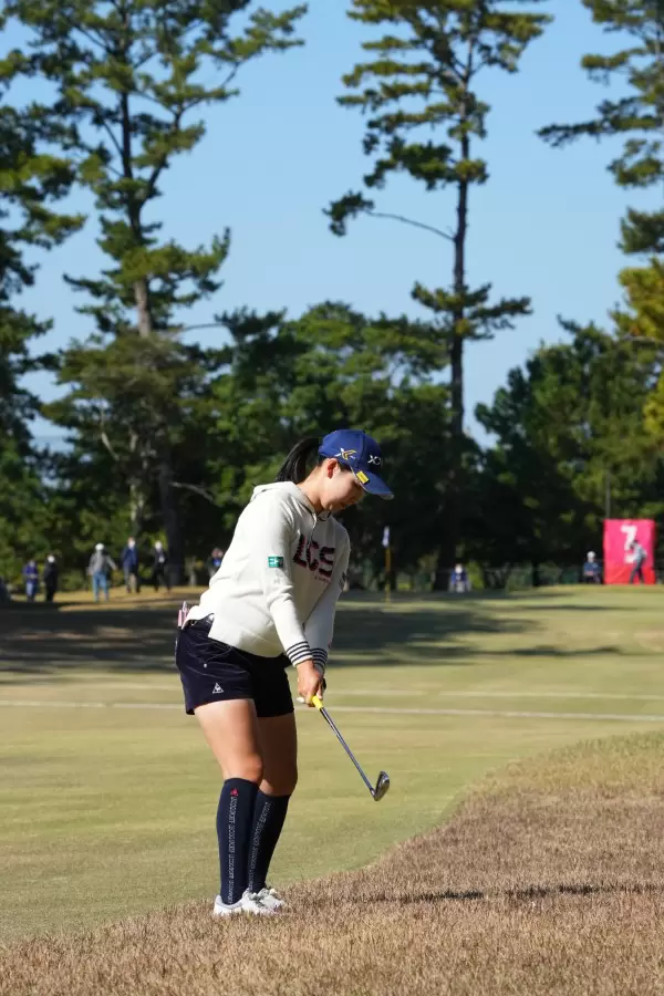 小祝さくらのアイアンスイング（ラフ）連続写真【2021年JLPGAツアーチャンピオンシップリコーカップ】