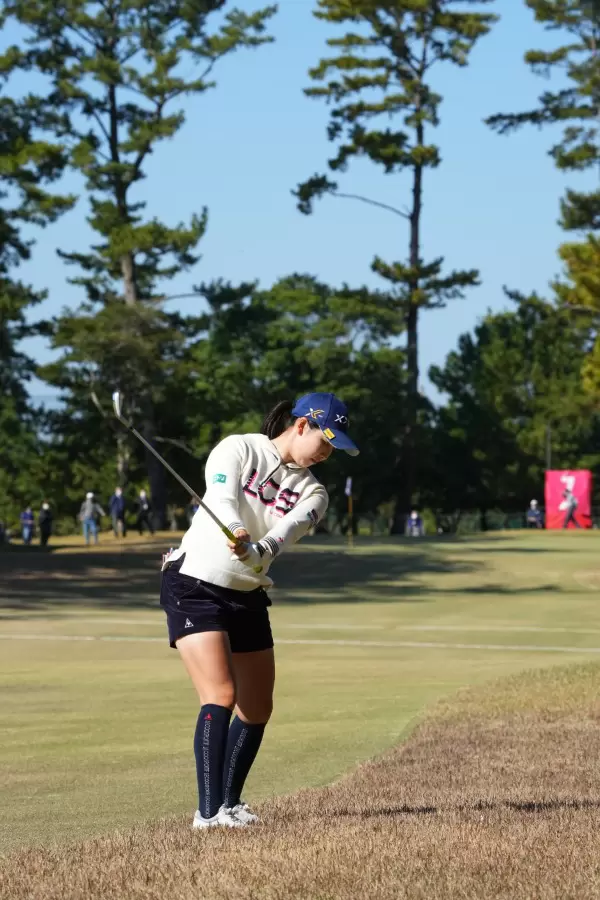 小祝さくらのアイアンスイング（ラフ）連続写真【2021年JLPGAツアーチャンピオンシップリコーカップ】