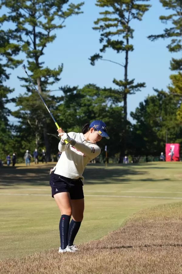 小祝さくらのアイアンスイング（ラフ）連続写真【2021年JLPGAツアーチャンピオンシップリコーカップ】