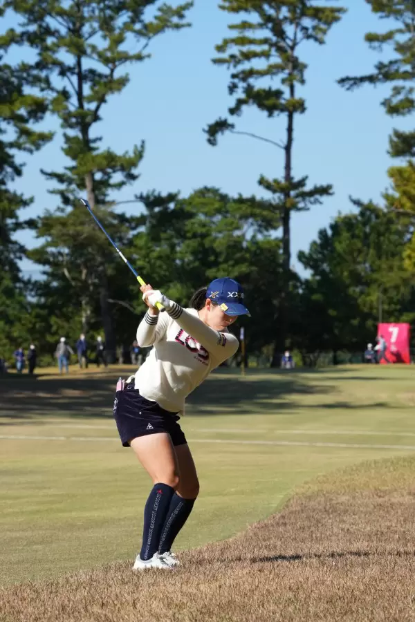 小祝さくらのアイアンスイング（ラフ）連続写真【2021年JLPGAツアーチャンピオンシップリコーカップ】