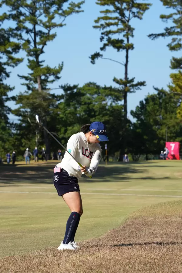 小祝さくらのアイアンスイング（ラフ）連続写真【2021年JLPGAツアーチャンピオンシップリコーカップ】