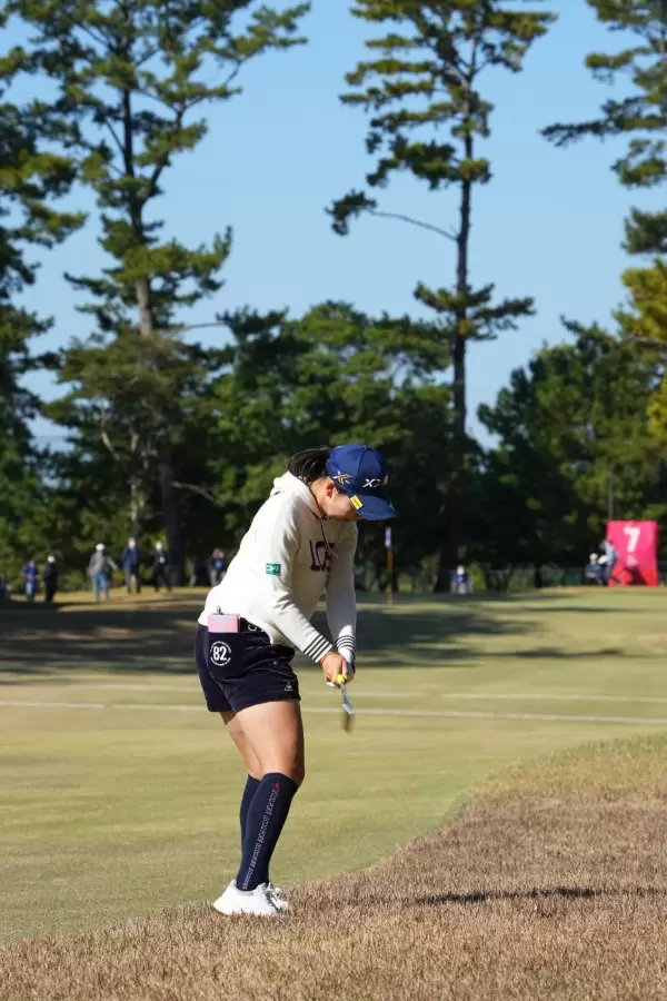 小祝さくらのアイアンスイング（ラフ）連続写真【2021年JLPGAツアーチャンピオンシップリコーカップ】