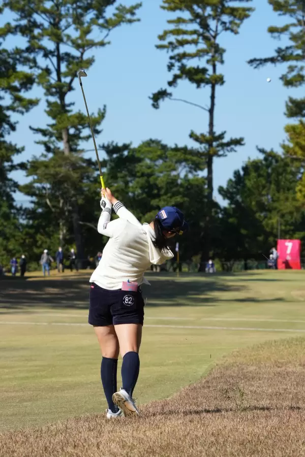 小祝さくらのアイアンスイング（ラフ）連続写真【2021年JLPGAツアーチャンピオンシップリコーカップ】