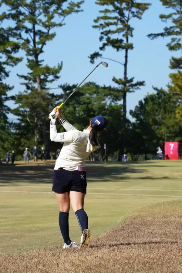 小祝さくらのアイアンスイング（ラフ）連続写真【2021年JLPGAツアーチャンピオンシップリコーカップ】