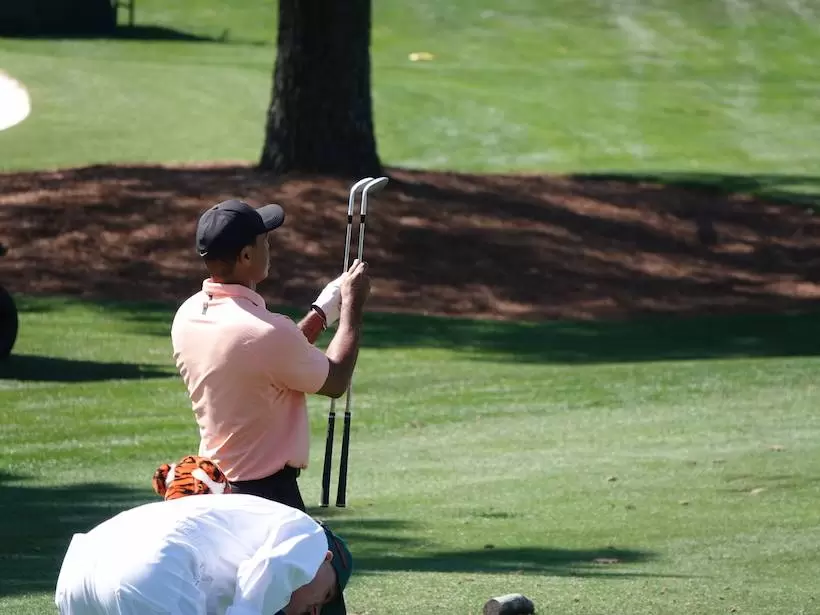 ウェッジから練習を開始したウッズ。クラブのチェックも行っていた。