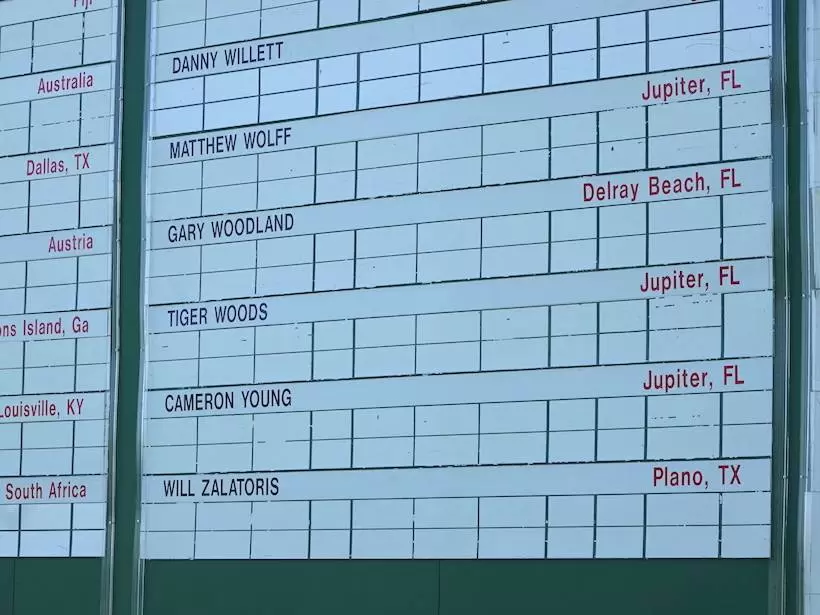 マスターズのスコアボードにはタイガー・ウッズの名前が掲載されている。
