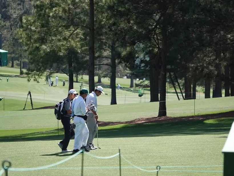 短いクラブのみでの練習ラウンドをスタートした松山英樹