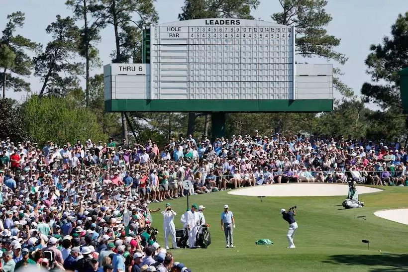 4日（月）の練習ラウンドでは、多くのパトロンがタイガーの組を取り囲んだ