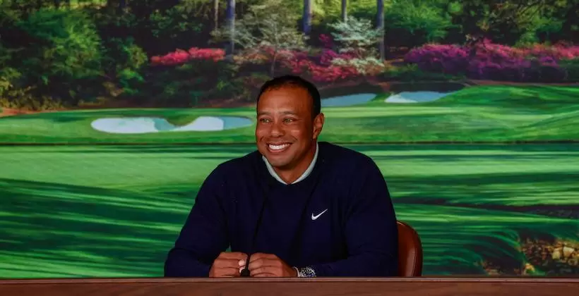 公式記者会見で話すタイガー・ウッズ